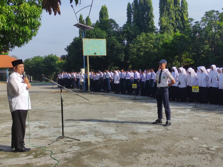 Semangat Hari Pendidikan Nasional, MTsN 3 Sidoarjo Laksanakan Apel Pagi
