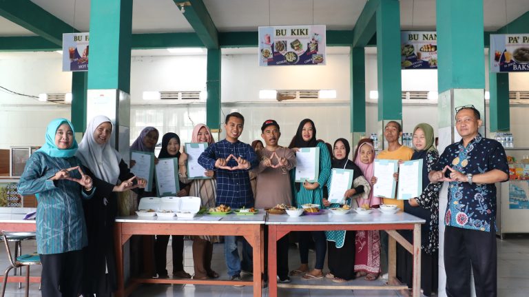 Penyerahan Sertifikat Produk Halal kepada Penjual Kantin MAN Sidoarjo