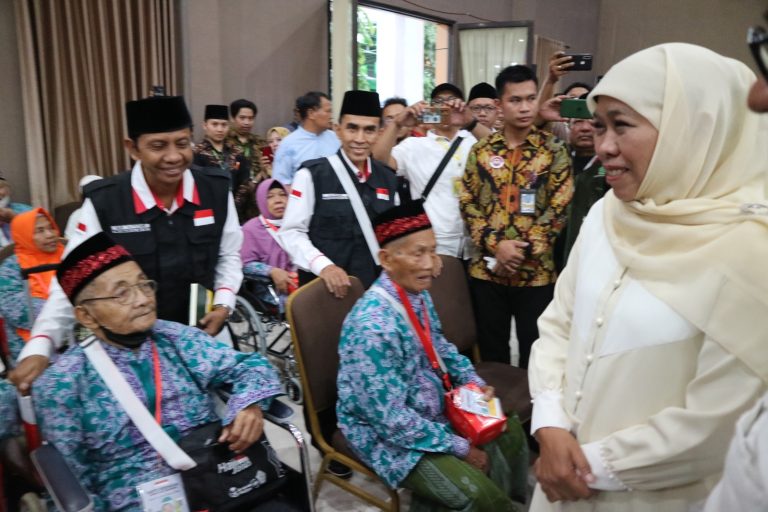 Spesial Hari Lansia, Jama’ah Haji Sidoarjo Disambut Gubernur Khofifah