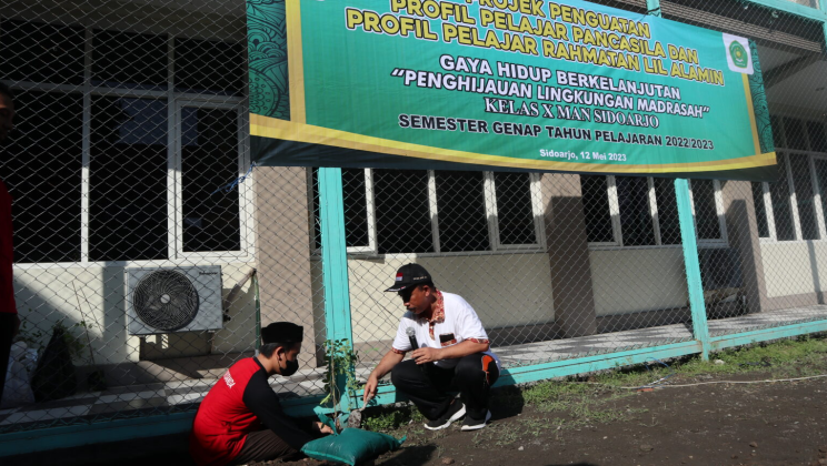 Penghijauan Lingkungan Madrasah Warnai Implementasi P5 PPRA Tahap Ketiga