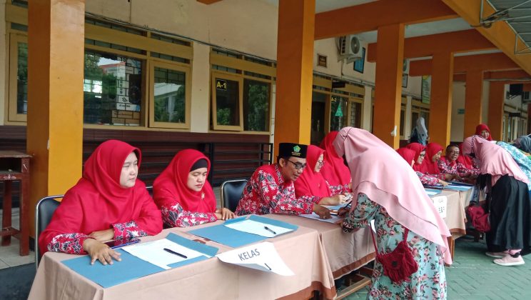 Ajang Silaturahmi Wali Siswa, Pembagian Rapor Semester Genap di MTsN 1 Sidoarjo