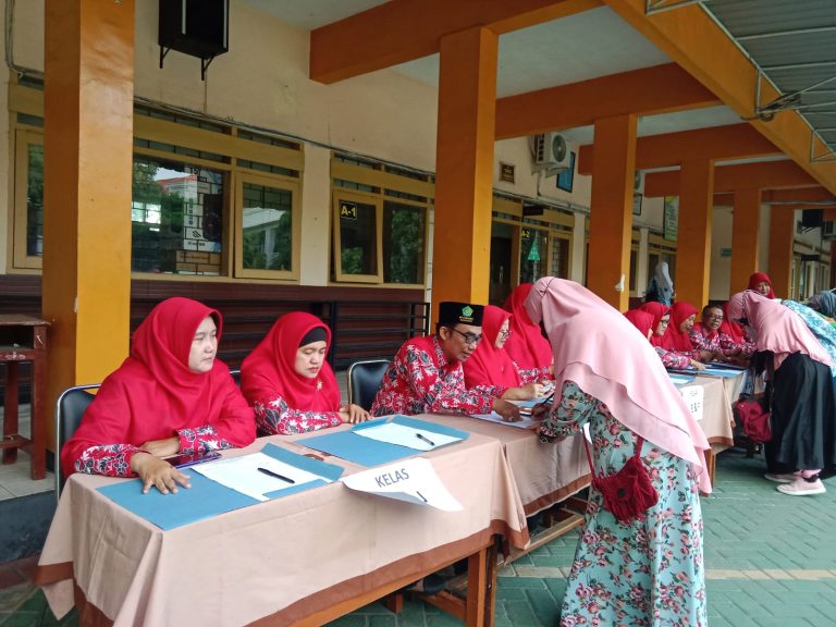 Ajang Silaturahmi Wali Siswa, Pembagian Rapor Semester Genap di MTsN 1 Sidoarjo