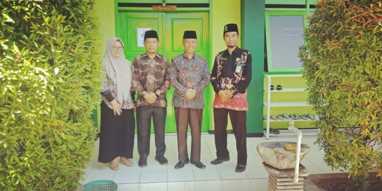 Pendampingan IKM bersama Kabid Pendma Kanwil Kemenag Jatim di MIN 2 Sidoarjo