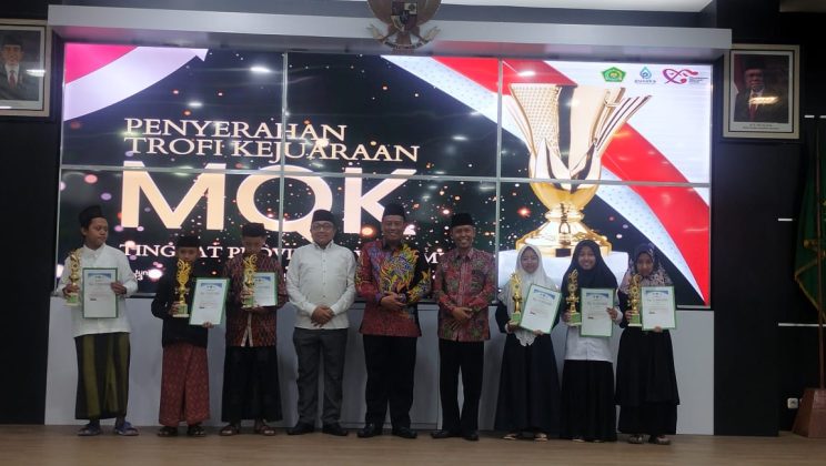 Kafilah MQK Sidoarjo Juara I lomba Bidang Tarikh Terima Hadiah dan Uang Pembinaan dari Kanwil Kemenag Jatim