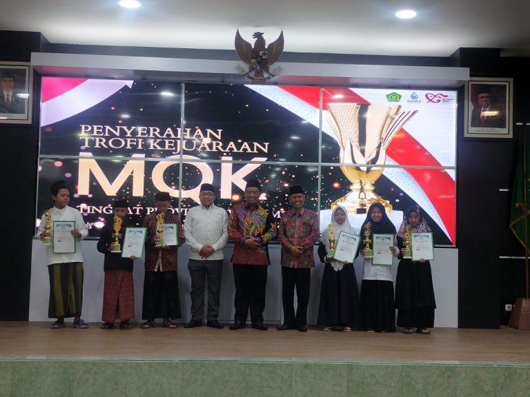 Kafilah MQK Sidoarjo Juara I lomba Bidang Tarikh Terima Hadiah dan Uang Pembinaan dari Kanwil Kemenag Jatim