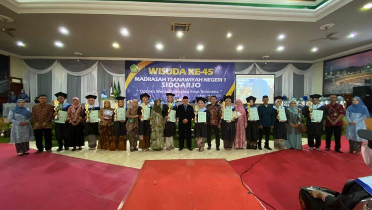 Berpisah Namun Bahagia – Melahirkan 150 Siswa Berprestasi dalam Wisuda Angkatan 45 MTsN 1 Sidoarjo