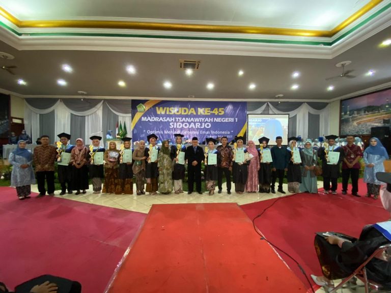 Berpisah Namun Bahagia – Melahirkan 150 Siswa Berprestasi dalam Wisuda Angkatan 45 MTsN 1 Sidoarjo