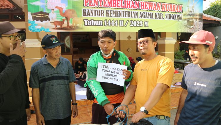 Kemenag Sidoarjo Berbagi Hewan Qurban kepada Warga Terpencil dan Komunitas Tuna Netra