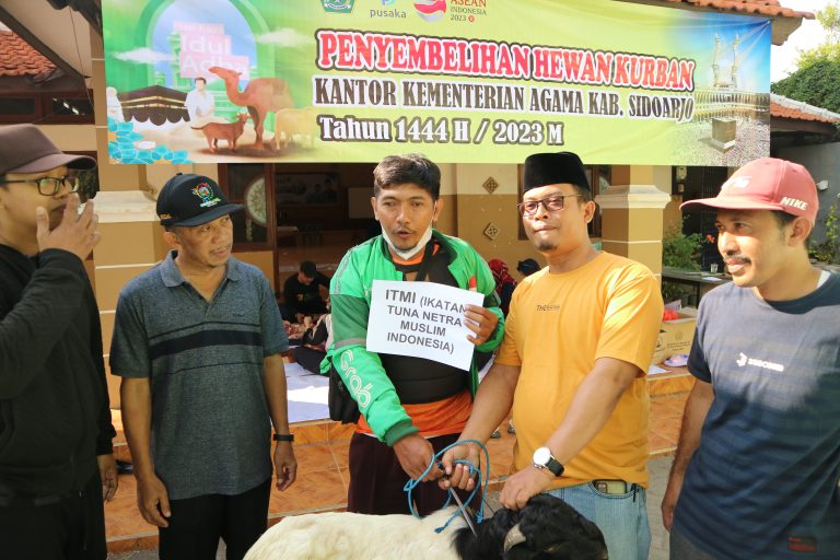 Kemenag Sidoarjo Berbagi Hewan Qurban kepada Warga Terpencil dan Komunitas Tuna Netra