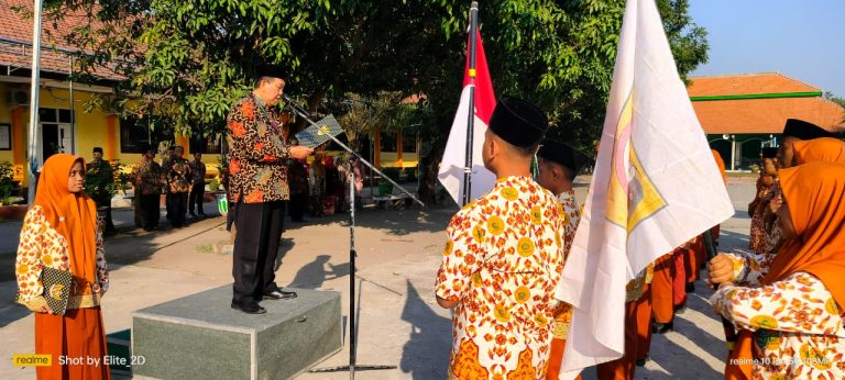 Pelantikan dan Serah Terima Jabatan Pengurus OSIS Masa Bakti 2023/2024 di MTs Negeri 3 Sidoarjo