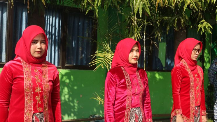 Tiga Srikandi Kemenag Sidoarjo Tampil Memukau sebagai Pengibar Bendera Merah Putih