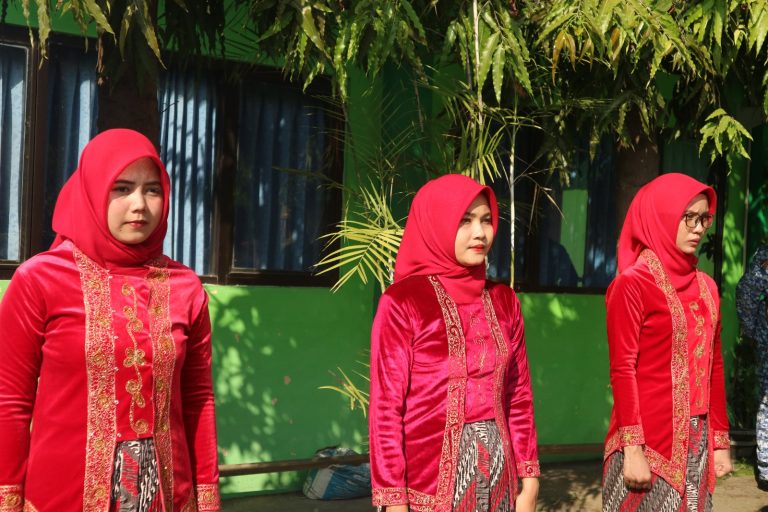 Tiga Srikandi Kemenag Sidoarjo Tampil Memukau sebagai Pengibar Bendera Merah Putih