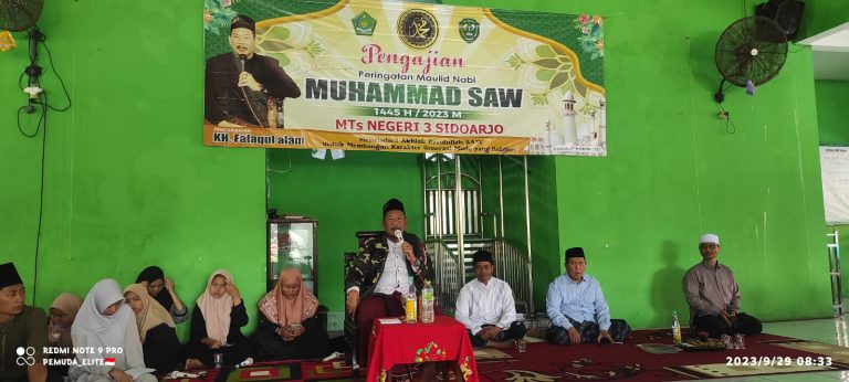 Hadirkan KH. Falaqul Alam, MTsN 3 Sidoarjo Gelar Pengajian Peringatan Maulid Nabi