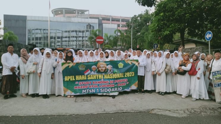 MTsN 1 Sidoarjo Peringati Hari Santri 2023 Bersama Presiden RI di Tugu Pahlawan Surabaya