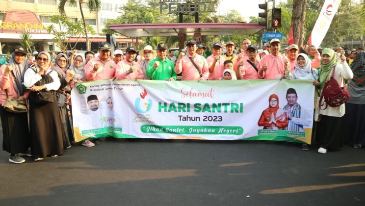 Keluarga Besar Kemenag Sidoarjo Memeriahkan Jalan Santai Hari Santri 2023 di Grahadi Surabaya