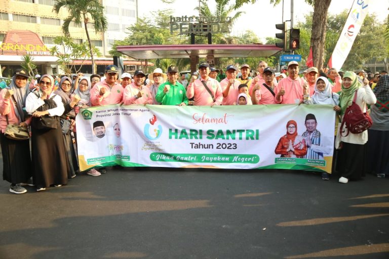 Keluarga Besar Kemenag Sidoarjo Memeriahkan Jalan Santai Hari Santri 2023 di Grahadi Surabaya
