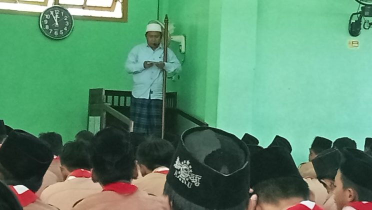 Khutbah Jum’at dan Kewanitaan di MTsN 4 Sidoarjo