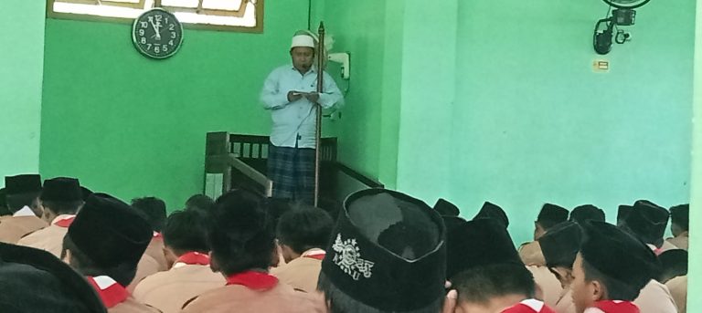 Khutbah Jum’at dan Kewanitaan di MTsN 4 Sidoarjo