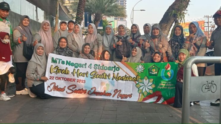 MTs Negeri 4 Sidoarjo Berpartisipasi dalam Peringatan Hari Santri 2023 di Surabaya