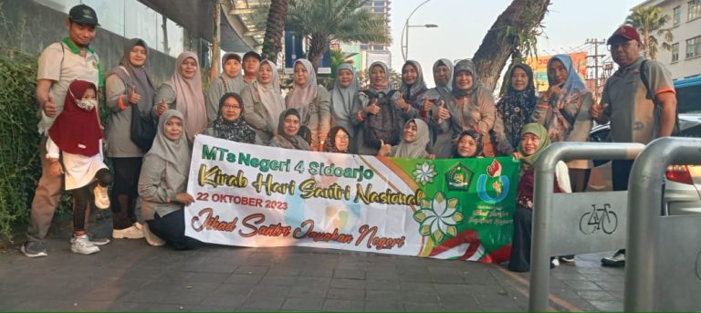 MTs Negeri 4 Sidoarjo Berpartisipasi dalam Peringatan Hari Santri 2023 di Surabaya