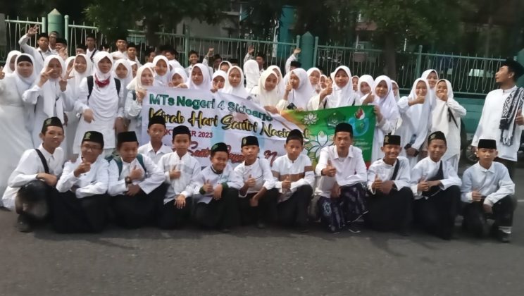 MTs Negeri 4 Sidoarjo : Apel Hari Santri Nasional di Tugu Pahlawan Surabaya, Presiden Joko Widodo Hadir Sebagai Pembina Apel