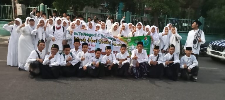 MTs Negeri 4 Sidoarjo : Apel Hari Santri Nasional di Tugu Pahlawan Surabaya, Presiden Joko Widodo Hadir Sebagai Pembina Apel