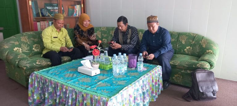Validasi Data Madrasah dan Koordinasi Enumerator Survei Nasional Literasi Moderasi Beragama di MTs Negeri 4 Sidoarjo