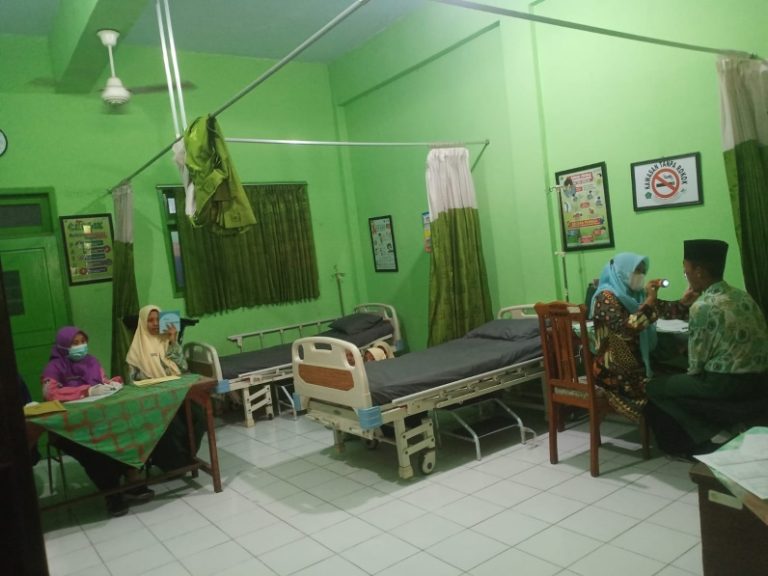 MTs NEGERI 4 SIDOARJO : SCREENING KESEHATAN  PESERTA KELAS 7