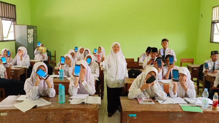 Belajar IPA mengasyikkan dengan Phet Colorado dan Mentimeter.com