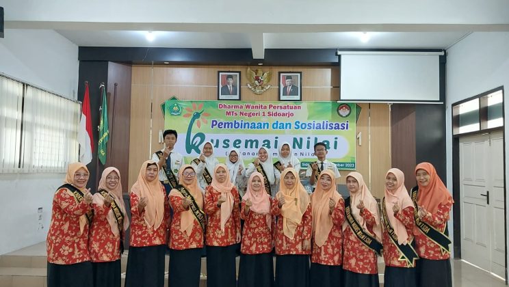 Dharma Wanita MTsN 1 Sidoarjo Gelar Pembinaan dan Sosialisasi Kusemai Nilai