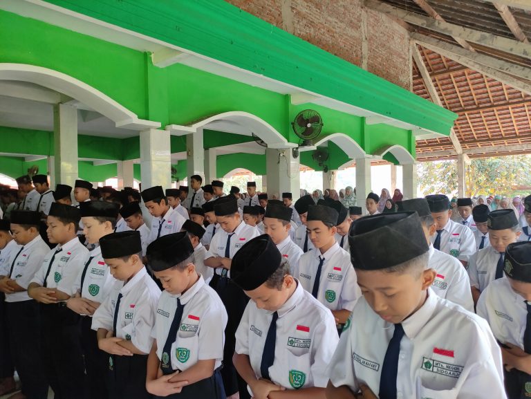 Solidaritas Kemanusiaan: MTs Negeri 3 Sidoarjo Laksanakan Sholat Ghaib untuk Palestina