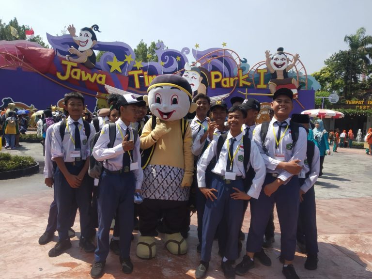 Studi Wisata Ke Jatim Park 1 Kota Batu Memperkaya Pengetahuan Siswa Kelas VIII