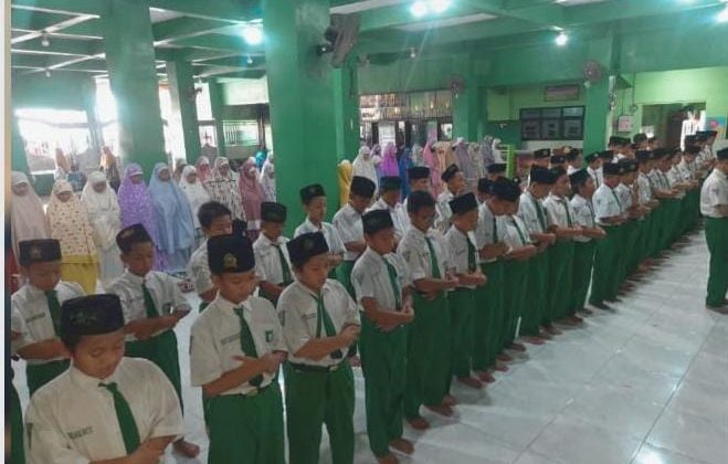 Sholat Ghoib Wujud Solidaritas Madrasah se-Kecamatan Tulangan untuk Saudara Muslim Palestina
