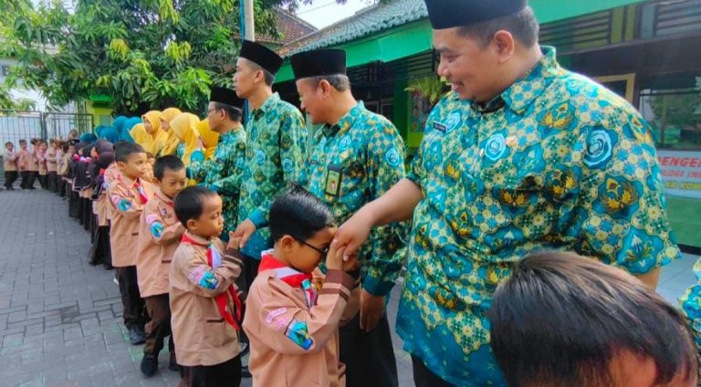 Peringatan Hari Guru Nasional di MIN 1 Sidoarjo