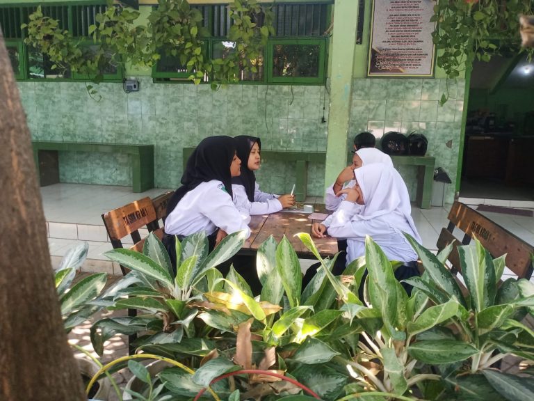 Guru Bimbingan Konseling Sahabat Para Peserta Didik MTs Negeri 4 Sidoarjo