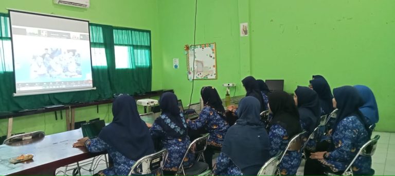 Anggota Dharma Wanita MTs Negeri 4 Sidoarjo Meriahkan Peringatan Maulid Nabi SAW