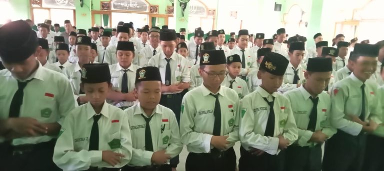 Pelaksanaan Sholat Ghaib untuk Para Syuhada Palestina di MTs Negeri 4 Sidoarjo