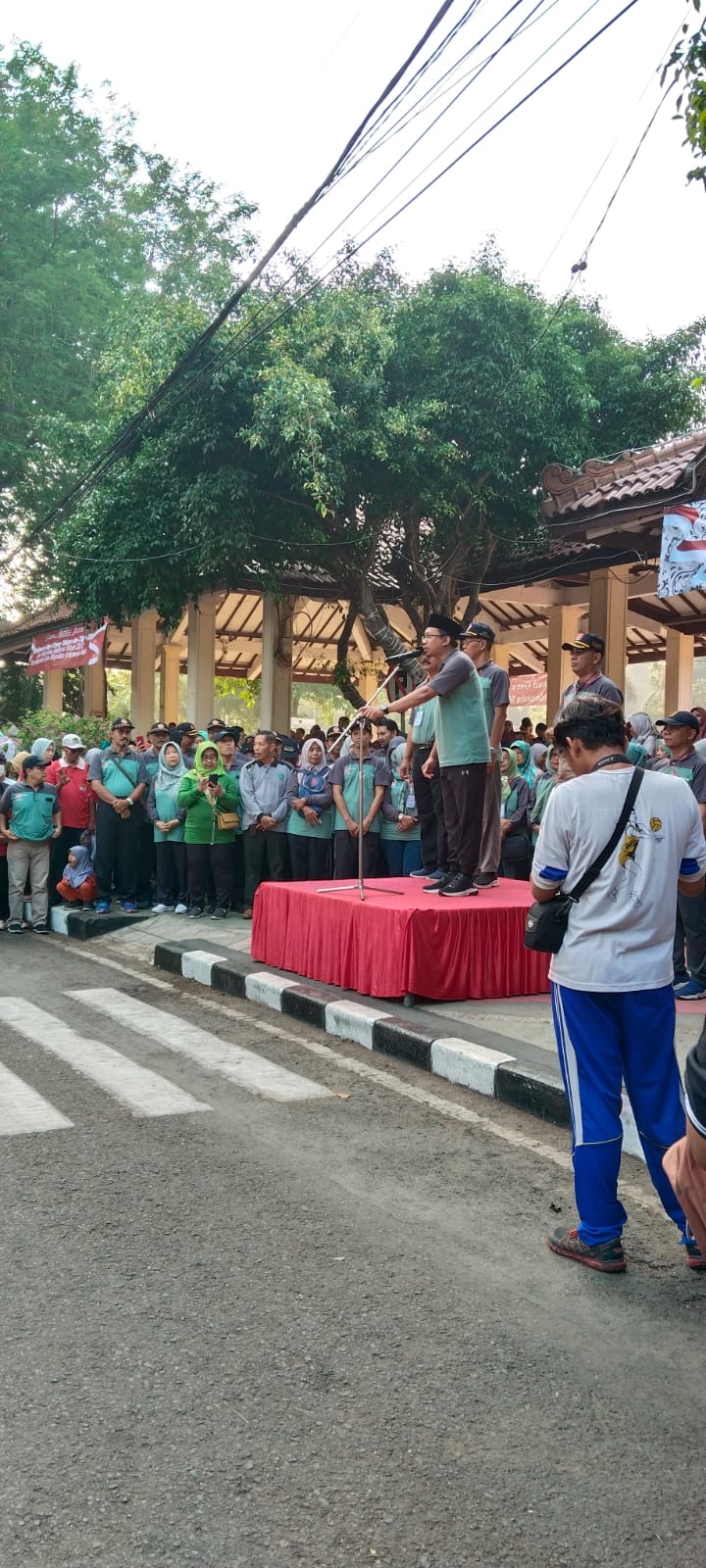 MTs Negeri 4 Sidoarjo Meriahkan Jalan Sehat di Alun-Alun Sidoarjo