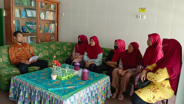 Kepala Madrasah Monev Program Kantin Sehat Bersama Penjamah Makanan Kantin