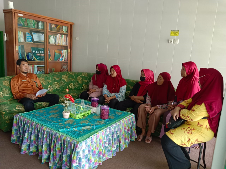 Kepala Madrasah Monev Program Kantin Sehat Bersama Penjamah Makanan Kantin