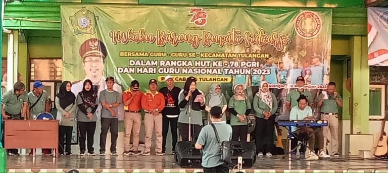 MTs Negeri 4 Sidoarjo Ramaikan Mlaku Bareng Bupati Sidoarjo dalam Perayaan Hari Guru Nasional