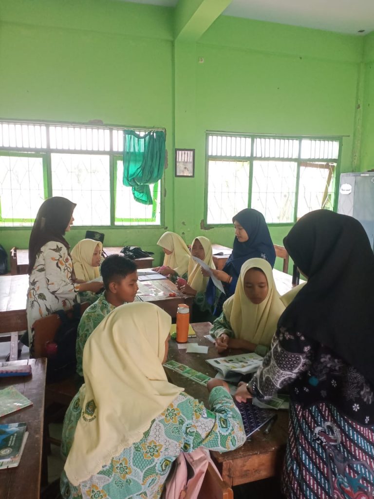 Praktek Mengajar Mandiri Menggunakan Media Kartu Domino