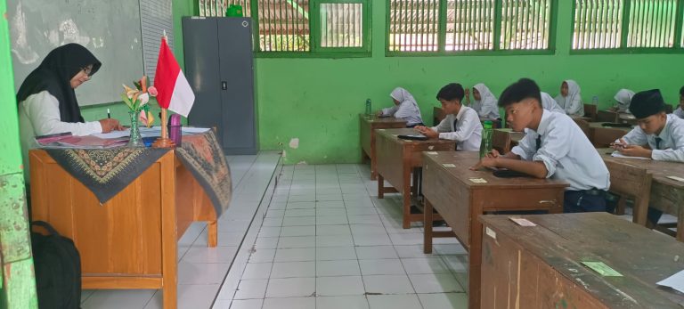 MTs Negeri 4 Sidoarjo Melaksanakan Penilaian Sumatif Akhir Semester Hari Pertama