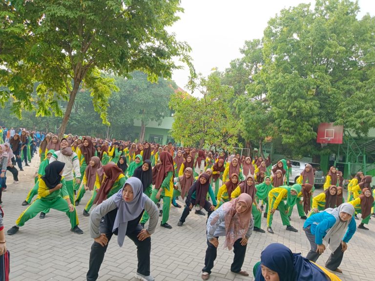 MTs Negeri 4 Sidoarjo Gelar Senam Kesegaran Jasmani Bersama untuk Menjaga Kesehatan Badan
