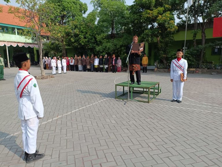 MTs Negeri 4 Sidoarjo Meriahkan Hari Guru Nasional dengan Menggelar Upacara Bendera
