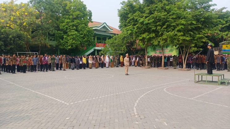 Upacara Peringatan Hari Pahlawan di MTs Negeri 4 Sidoarjo