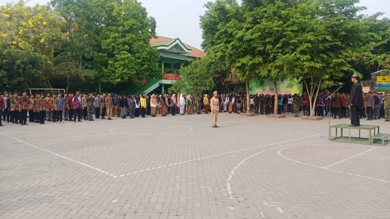 Upacara Peringatan Hari Pahlawan di MTs Negeri 4 Sidoarjo
