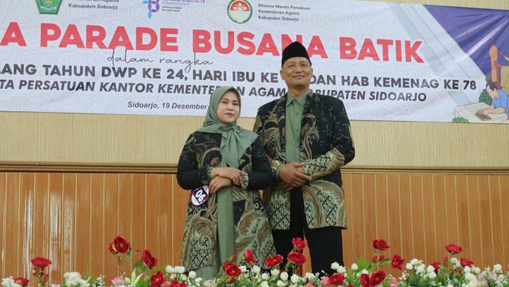 Parade Busana Batik DWP Kemenag Sidoarjo Meriahkan Hari Amal Bhakti Ke-78