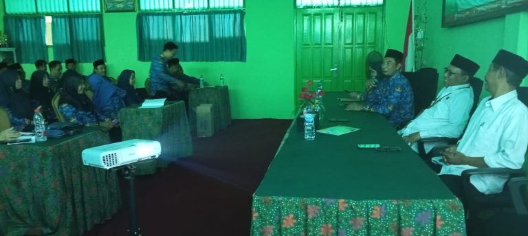MTs Negeri 4 Sidoarjo Gelar Pembinaan Guru dan Karyawan dengan Tema “Menuju ASN Berintegritas”
