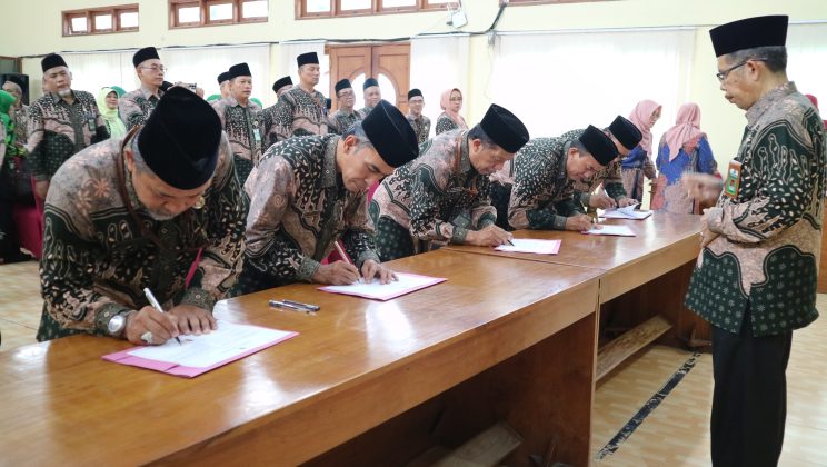 Penandatanganan Perjanjian Kinerja dan pakta Integritas, Kepala Kemenag Sidoarjo Tahun 2024